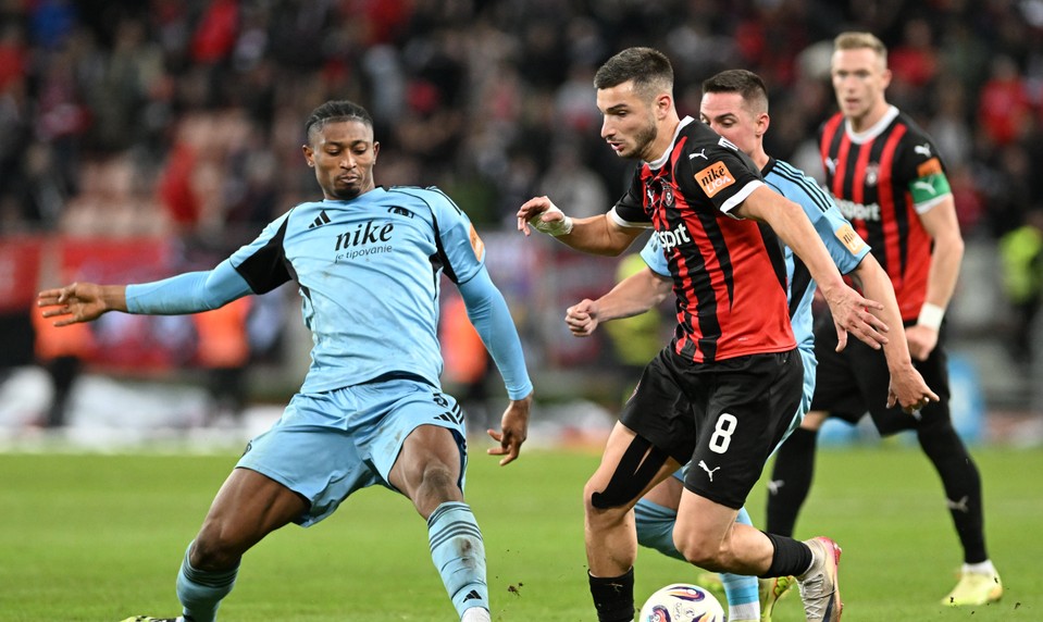 Slovan zdolal Trnavu 2:0 a po treťom víťazstve v rade vedie Niké ligu