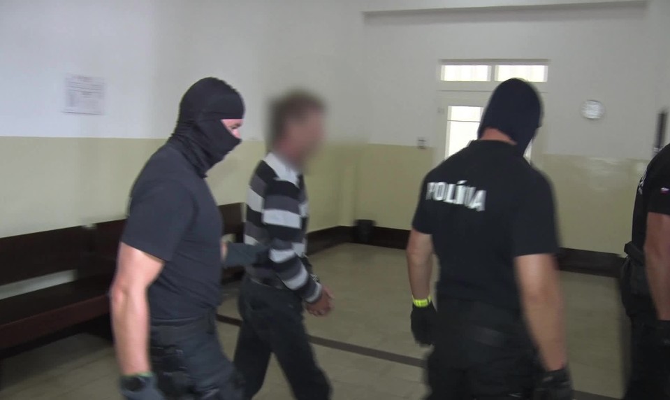 Muž, ktorý mal zavraždiť svoju manželku, ide do väzby. Hrozí mu až 25 rokov