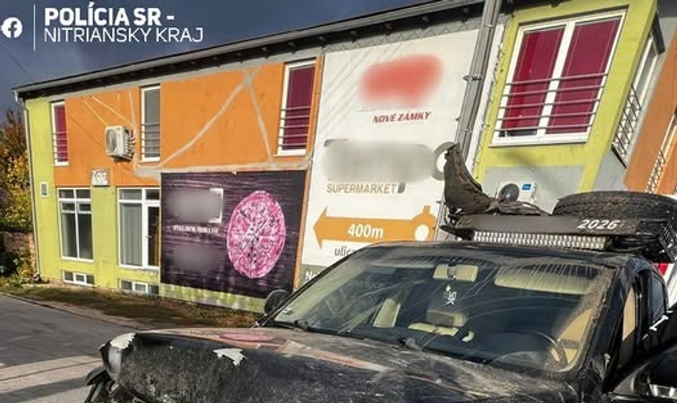Myslel si, že je v počítačovej hre? Vodič v Šuranoch jazdil s rozbitým autom, zasiahla polícia