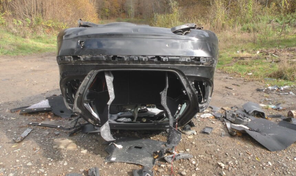 Zmizli kolesá aj kapota. Obec aj po mesiaci od nehody hľadá, kto má vrak odstrániť