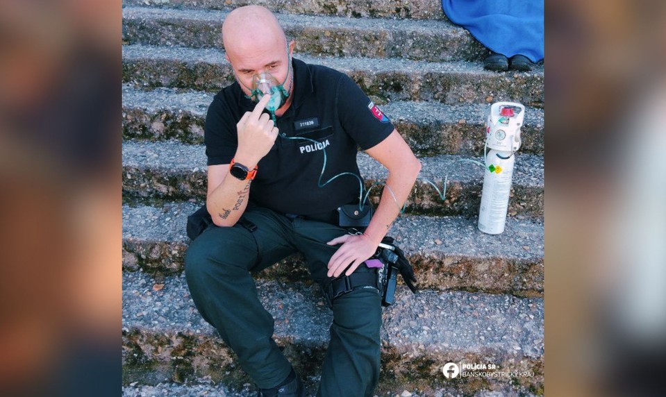 Hrdinský čin policajtov: Riskovali životy v horiacom byte, vyniesli von dve osoby