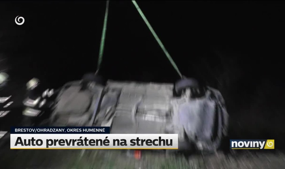Auto prevrátené na strechu