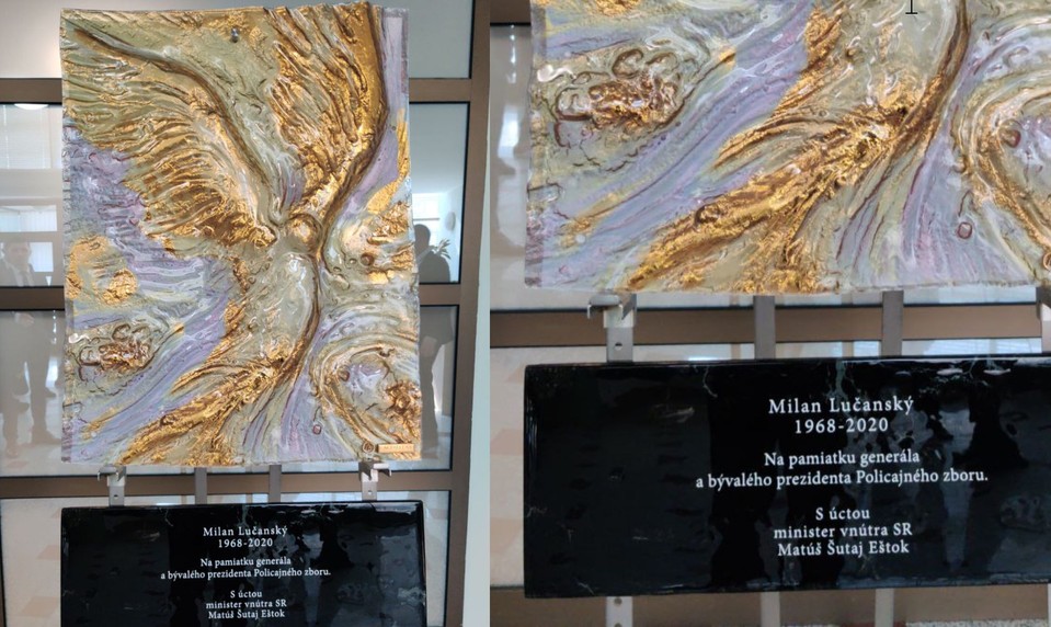 Šutaj Eštok daroval synovi Lučanského reliéfnu plastiku „Padlý anjel“. Opozícia nešetrí kritikou