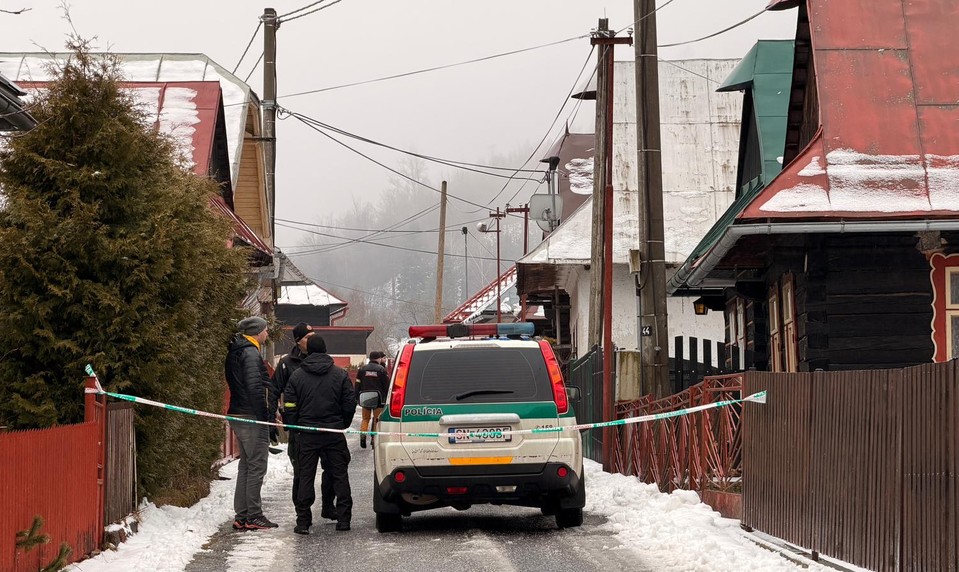 Tragický nález: Telo muža ležalo v krvi, mala byť pri ňom sekera. Jeho brat bol údajne agresívny