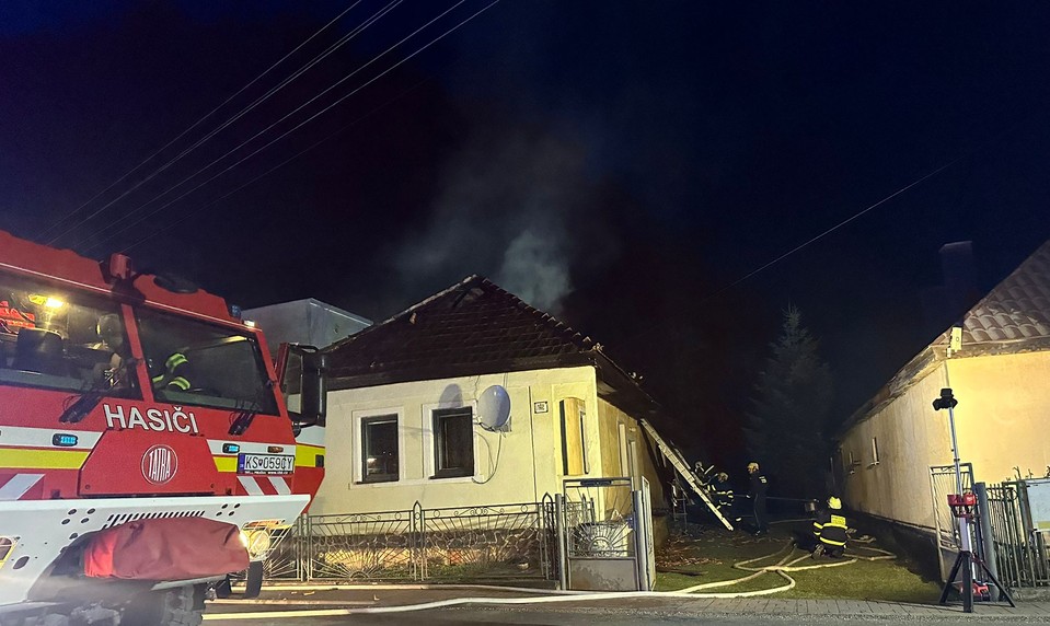 Rodinný dom zachvátili plamene. Staršiu pani previezli do nemocnice