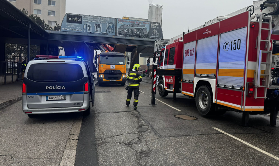 V bratislavskej Rači je obmedzená doprava pre zaseknuté vozidlo