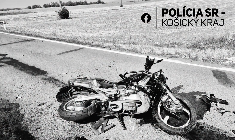 Odbočovanie sa skončilo tragicky: Po zrážke s autom zomrel motorkár