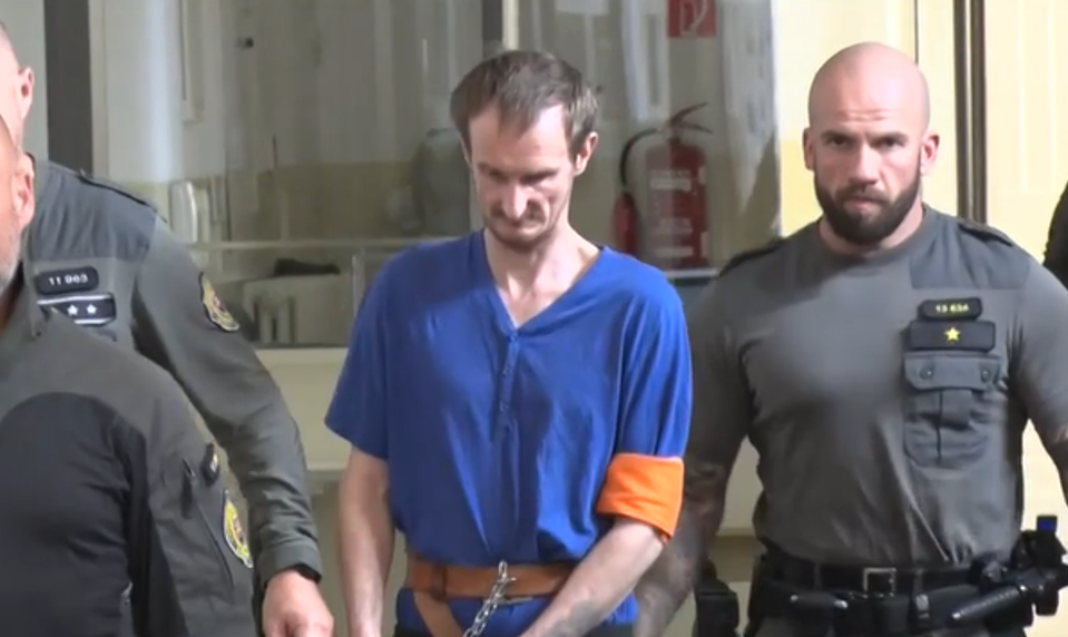 Udrel ženu dlažobnou kockou, inú zas polial benzínom a zapálil. Muž strávi za mrežami 7,5 roka
