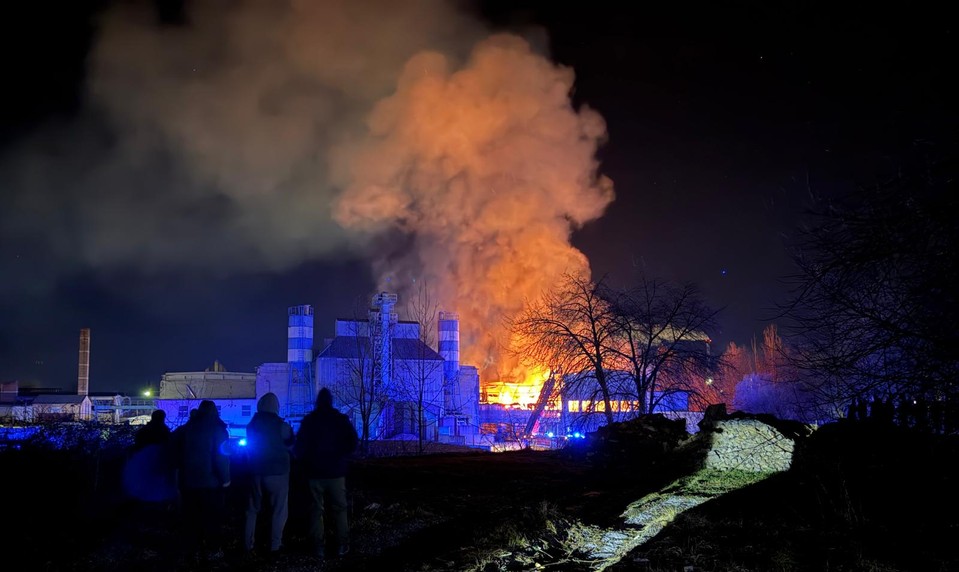 Vo Zvolene horí výrobná hala, celý objekt je v plameňoch