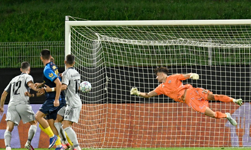 Krátko pred prestávkou je vyrovnané, Celje skórovalo z penalty