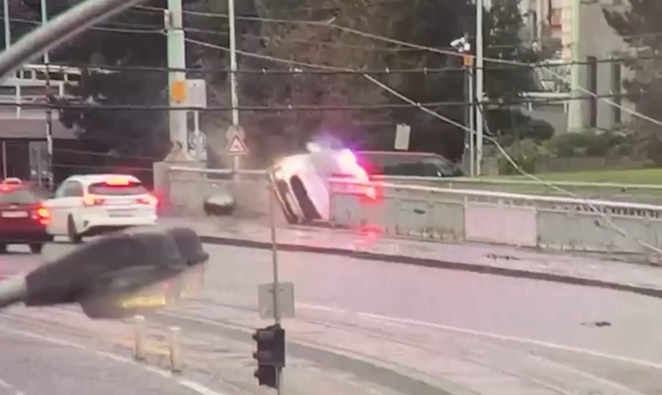 Policajné auto z nezistených príčin prerazilo plot mosta a spadlo do rieky