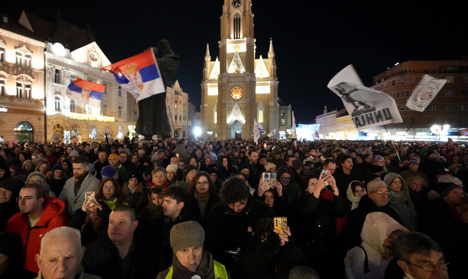 Tisíce ľudí opäť protestovali proti korupcii v Srbsku