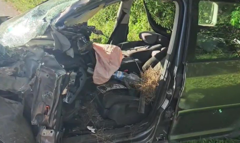 Vážna nehoda pri Lehote nad Rimavicou: Auto sa zrazilo s kamiónom prevážajúcim drevo