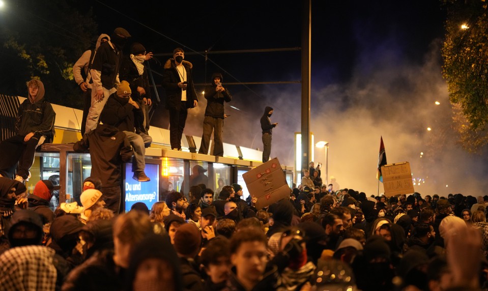Tisíce mladých Nemcov vyšli do ulíc. Protesty sprevádzali strety s políciou