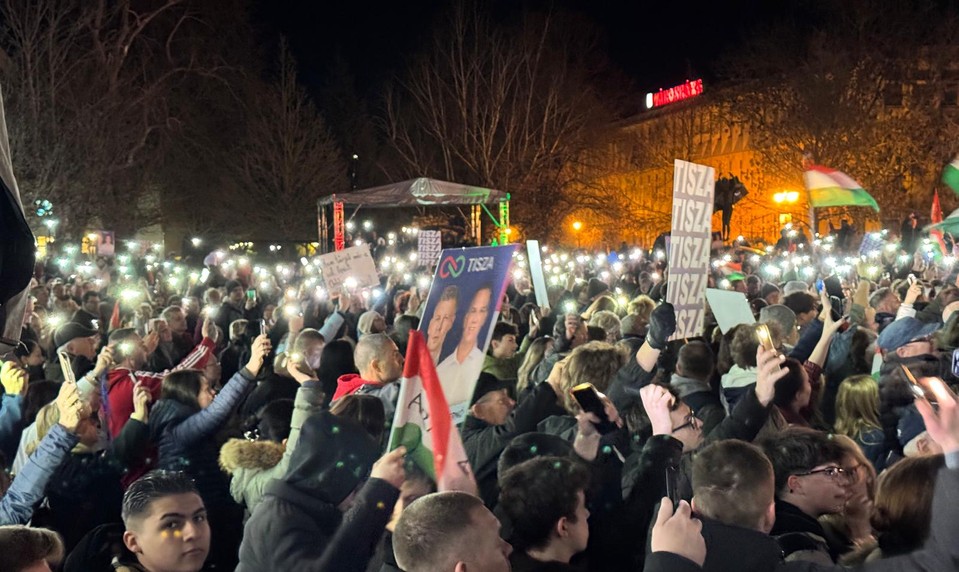 FOTO a VIDEO: TISZA vyráža do bašty Fideszu. Boli sme priamo na mítingoch, kde odpočítavali koniec vlády