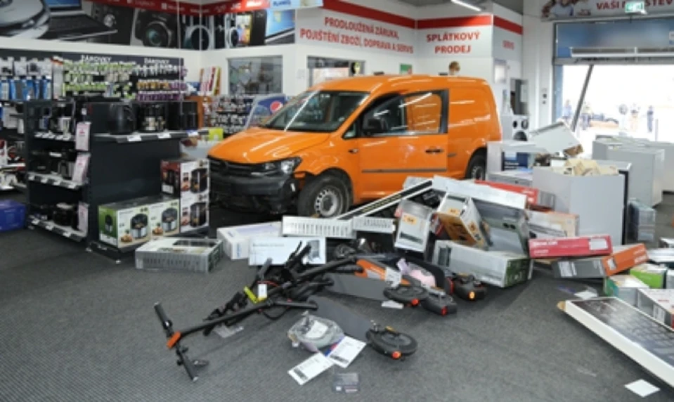 Ukradol auto, no utiekol pešo: Kradol aj svadobné šaty a elektroniku