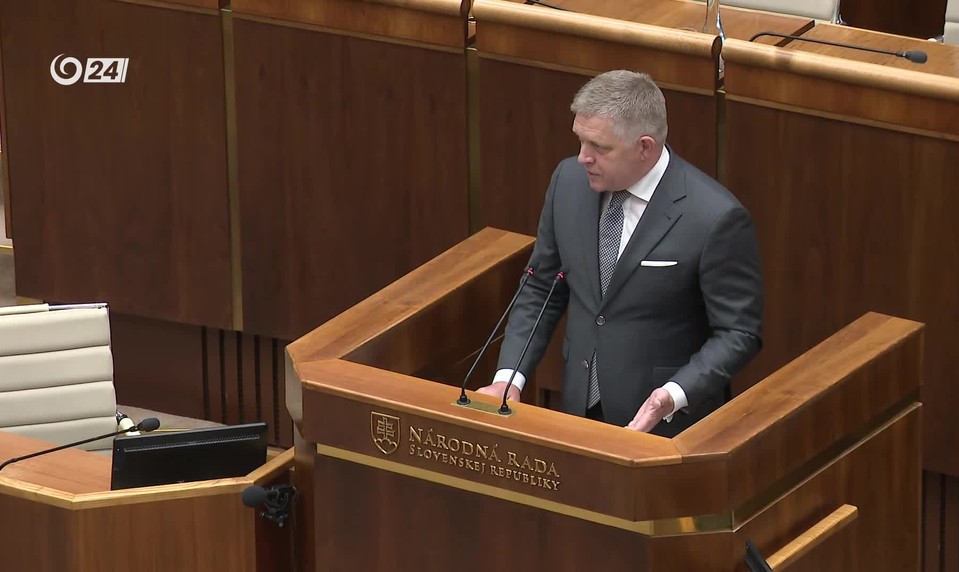 Fico obhajuje príjmy svojho syna. Števulová: „Kedy konečne odídete z postu premiéra?“