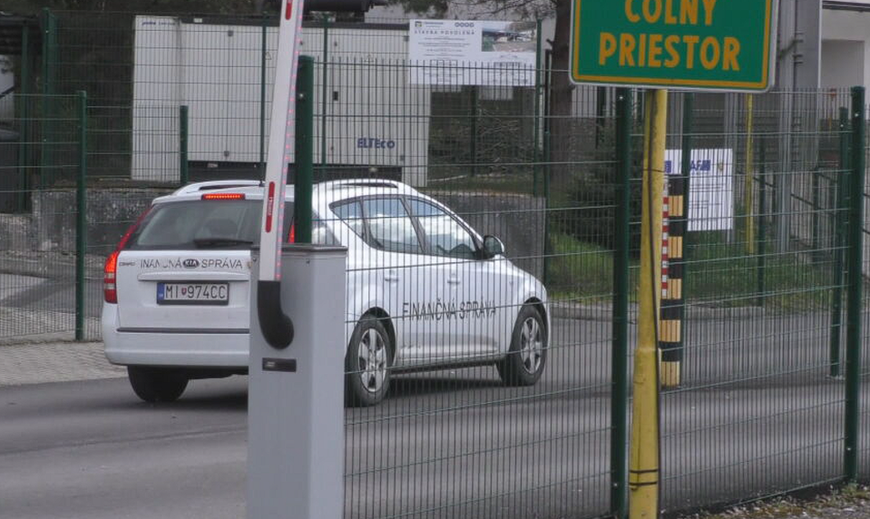 Colník čelí obvineniu z podplácania. Hrozia mu tri roky väzenia
