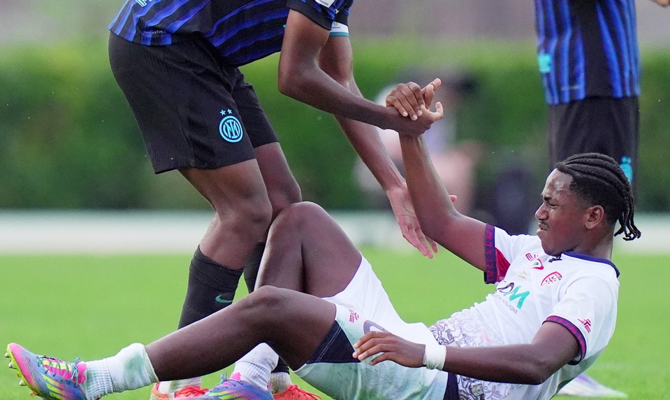 Futbalista z talianskeho Cagliari sa takmer utopil, spoluhráč Adama OBERTA bojuje o život