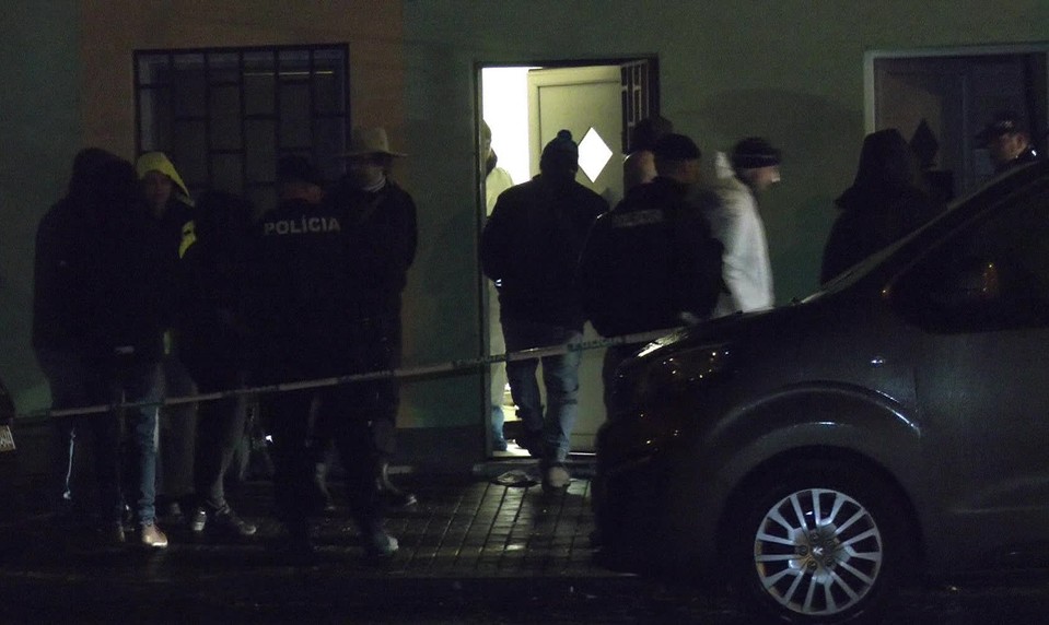 Smrť muža vyšetrujú ako vraždu, podozrivá partnerka bola pod vplyvom alkoholu