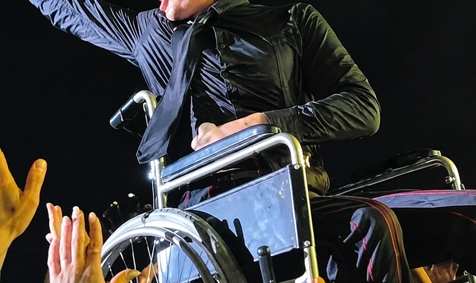 Hviezdny spevák šokoval! Koncert odspieval na invalidnom vozíku!