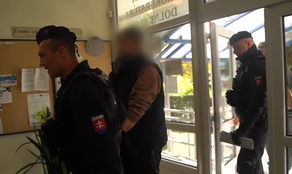 Muž sa vyhrážal obyvateľom bytovky so sekáčom na mäso v ruke