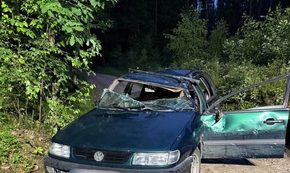 Auto s deviatimi mladými ľuďmi havarovalo. V preplnenom vozidle zomrel 17-ročný chlapec