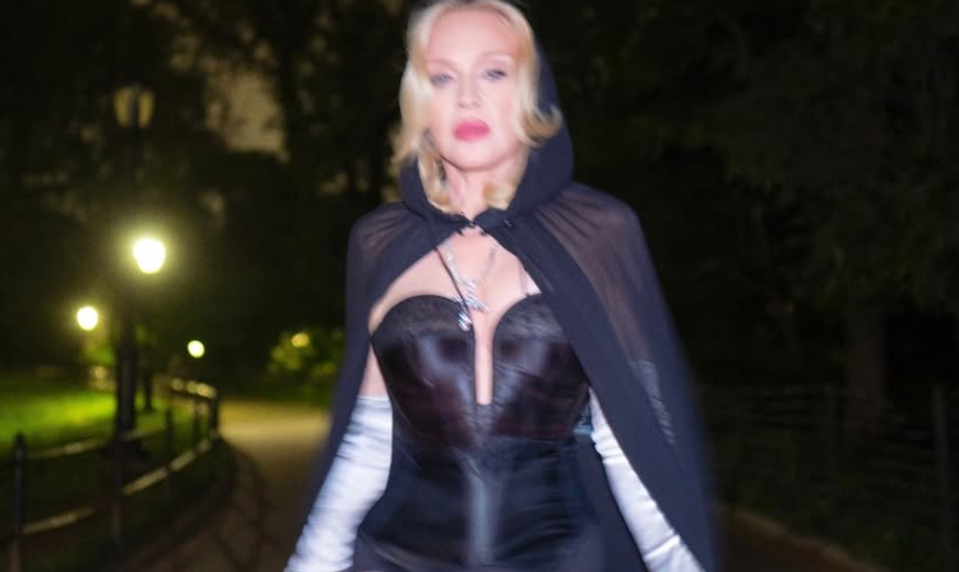 Madonna opäť prestrelila! Sado-maso Vianoce s korzetmi, reťazami a mladým frajerom!