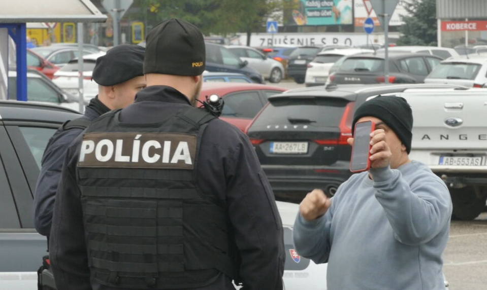 Nákup sa zmenil na horor. Muž vytiahol na manželov zbraň a prenasledoval ich