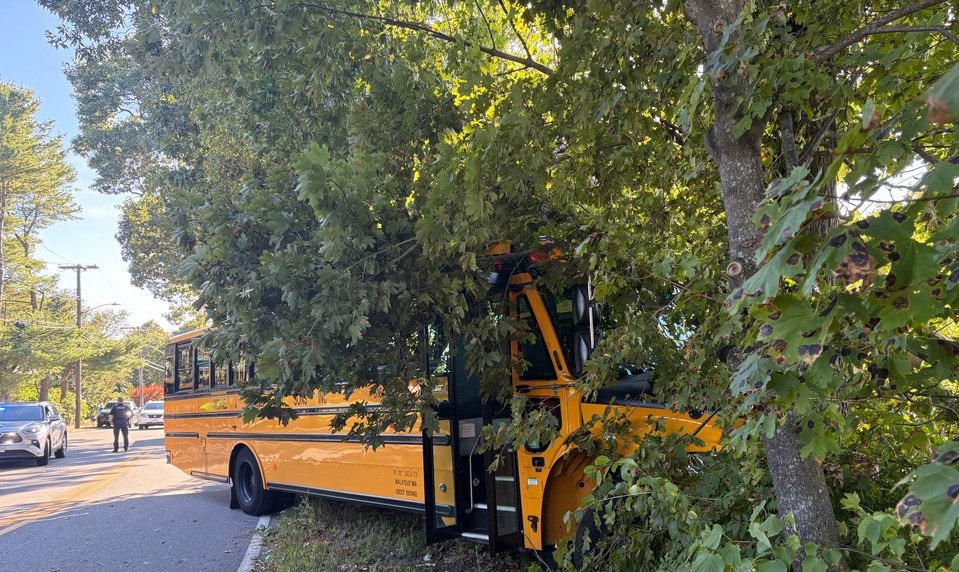 Školský autobus s 15 deťmi havaroval. Žiak aj vodič skončili v nemocnici