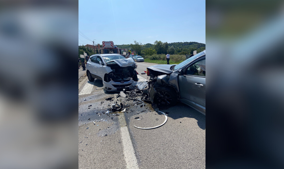 Šoféroval napriek zákazu: Pri nehode v Banke sa vážne zranili štyri osoby