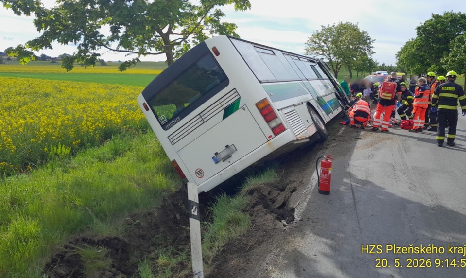Desivá nehoda v Česku: Autobus plný detí skončil v priekope, na mieste je niekoľko zranených