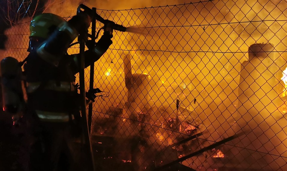 FOTO: Chatka zhorela do tla. Hasiči našli v jej troskách mŕtve telo