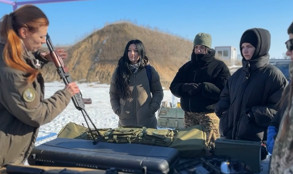 Niektoré prišli v sukni, teraz vedia rozobrať samopal: Ukrajinky dávajú vojne ženskú tvár