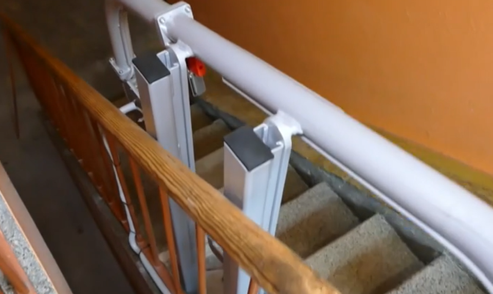 V Púchove poškodili schodiskovú plošinu pre postihnutú Emku ešte počas montáže