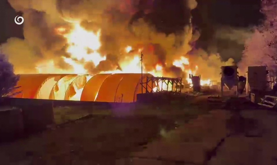 Oheň pohltil odpadový plast a pneumatiky. Hasiči zasahovali celú noc