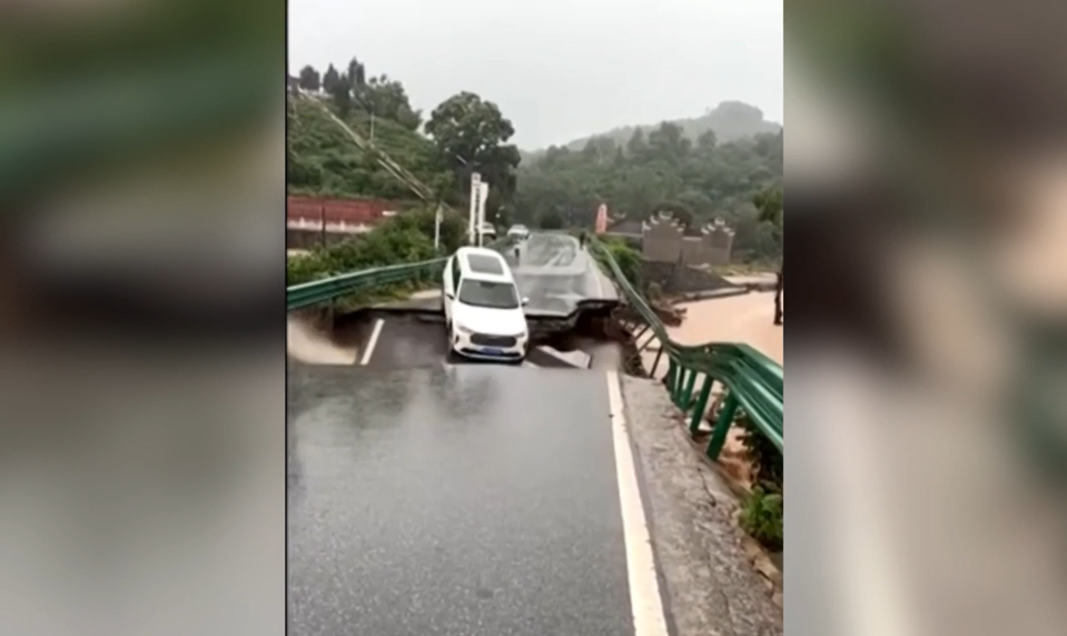 Kolaps mosta v Číne strhol auto do rieky, video zachytilo moment zrútenia