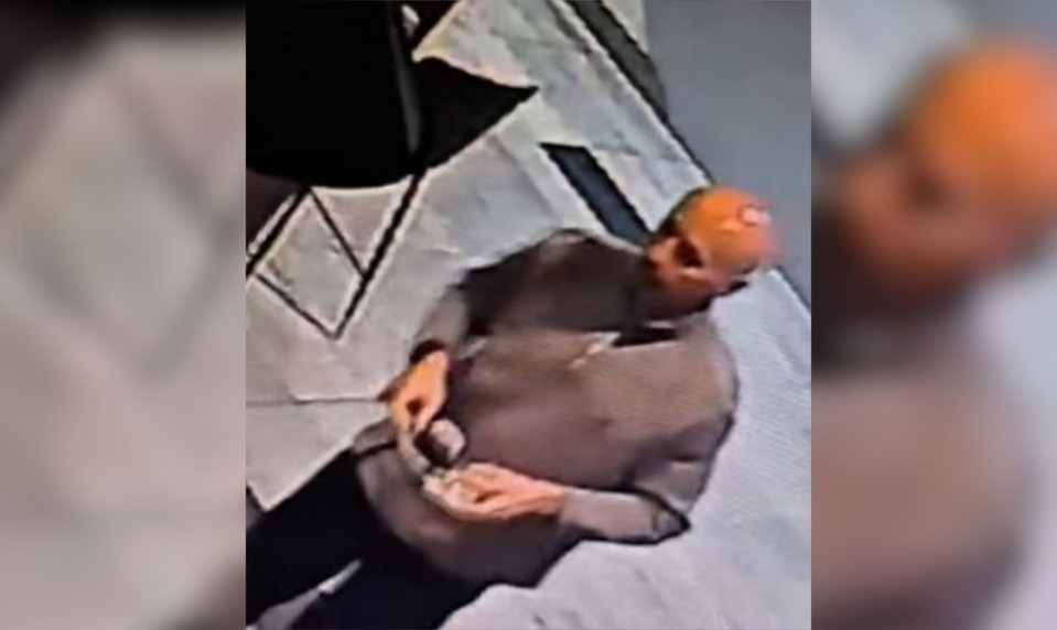 Polícia vyšetruje napadnutie komentátora denníka SME. Zverejnila video neznámeho muža