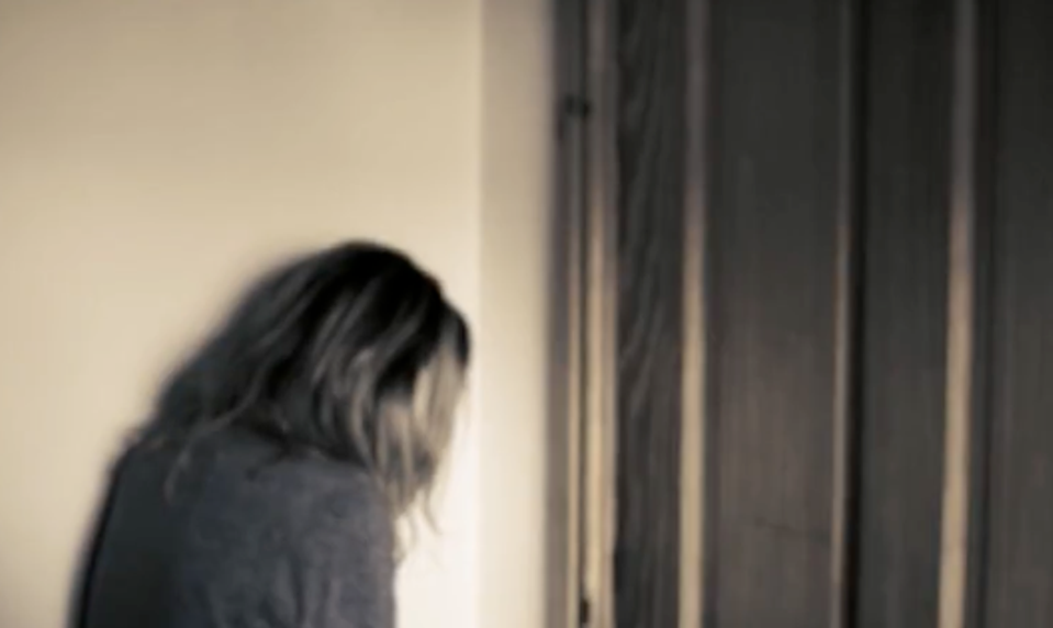 Žena sa na diaľku zamilovala do väzňa. Po prepustení ju však začal týrať