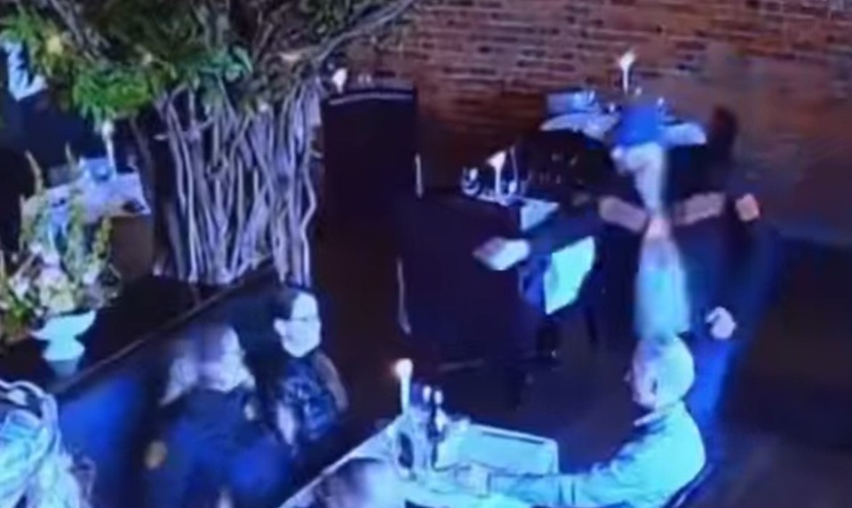 VIDEO: Chcel zastreliť bývalú manželku v reštaurácii. Zbraň nevystrelila