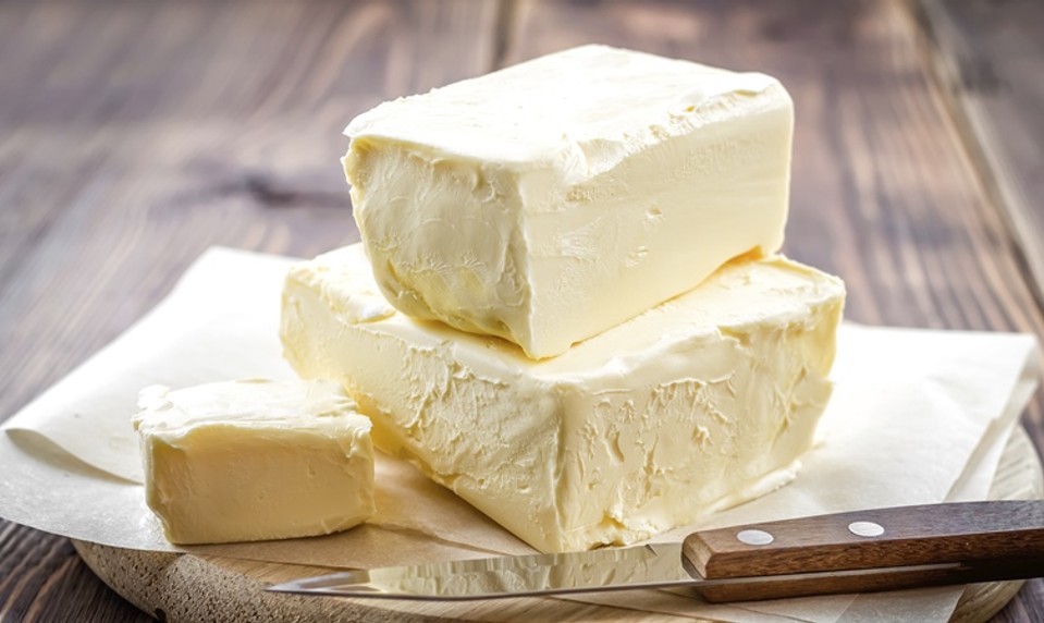 Obrovské zlacnenie masla prekvapilo nakupujúcich. Mliekari hovoria o výbornej sezóne