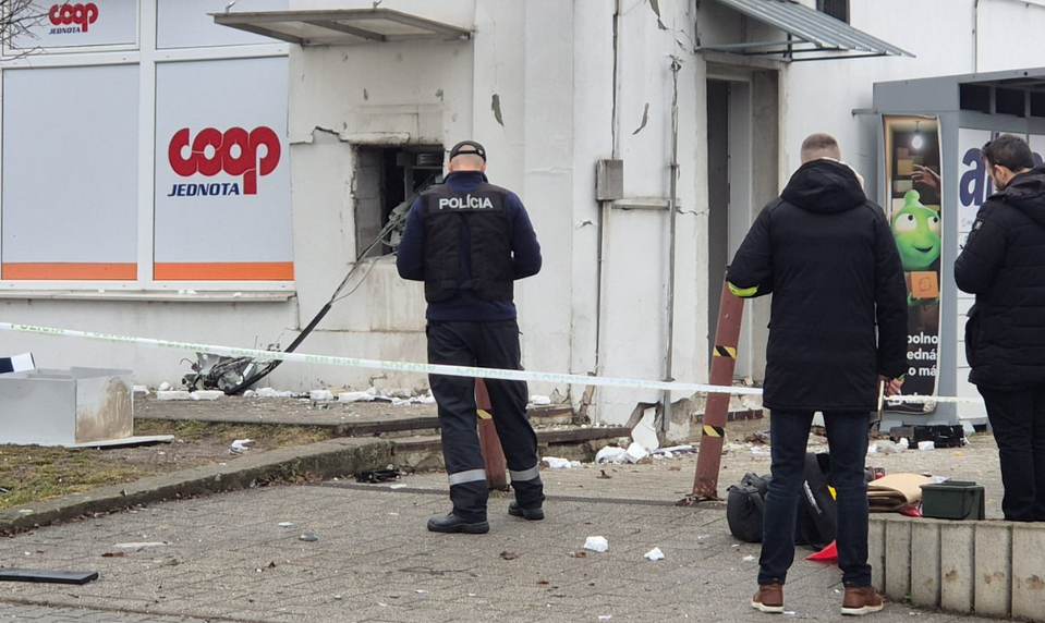V obci Čachtice došlo k výbuchu bankomatu. Po páchateľoch pátra polícia