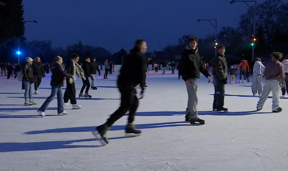 Retro klzisko v Komárne láka generácie korčuliarov. Chladia ho tony čpavku.