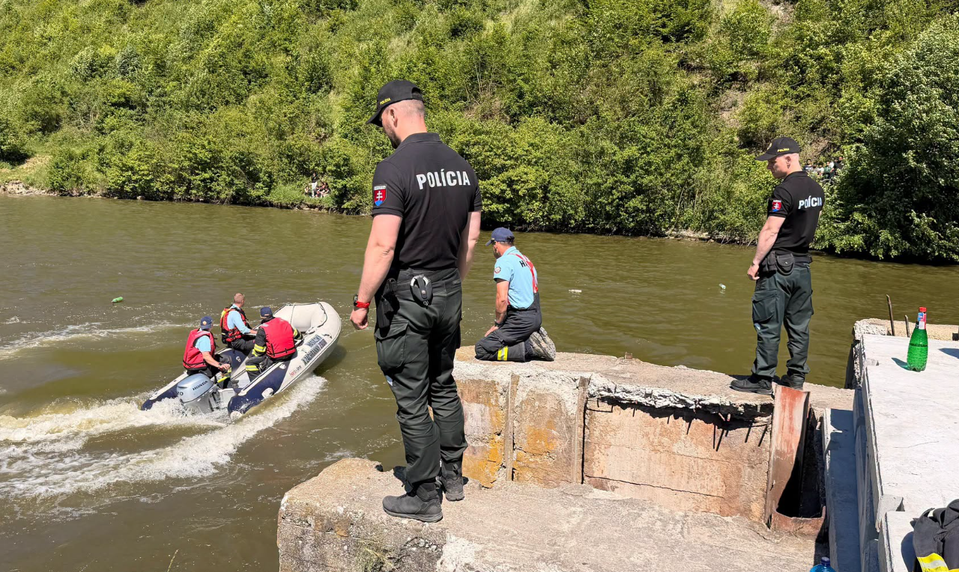 Hasiči pátrajú po osobe v Krompachoch. Ponorila sa a už sa nevynorila na hladinu