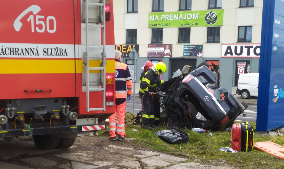Tragédia na Štedrý deň: Vodič v Prievidzi narazil do betónovej rúry, zomrel na mieste