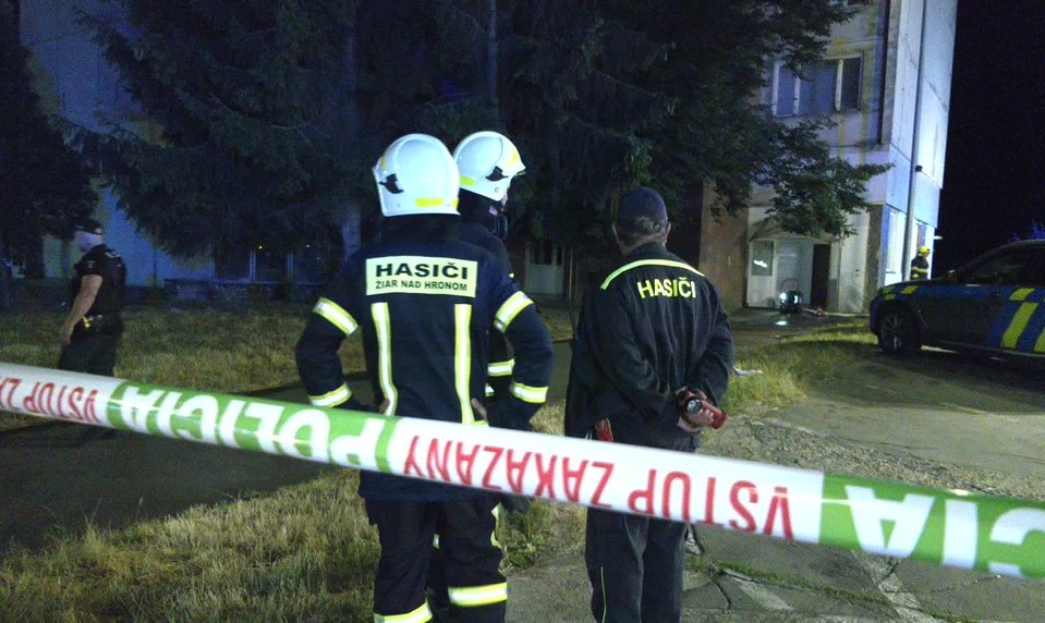 Nočný požiar v bytovke: Ľudia utekali s deťmi na rukách cez hustý dym