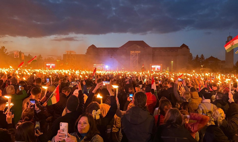 VIDEO: Boli sme na posledných predvolebných mítingoch Fideszu a strany TISZA