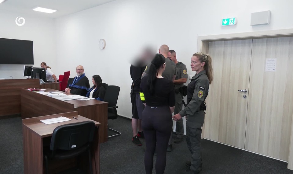 Proces pre smrť 6-mesačného dievčatka: Matka sa priznala, partner vinu odmieta