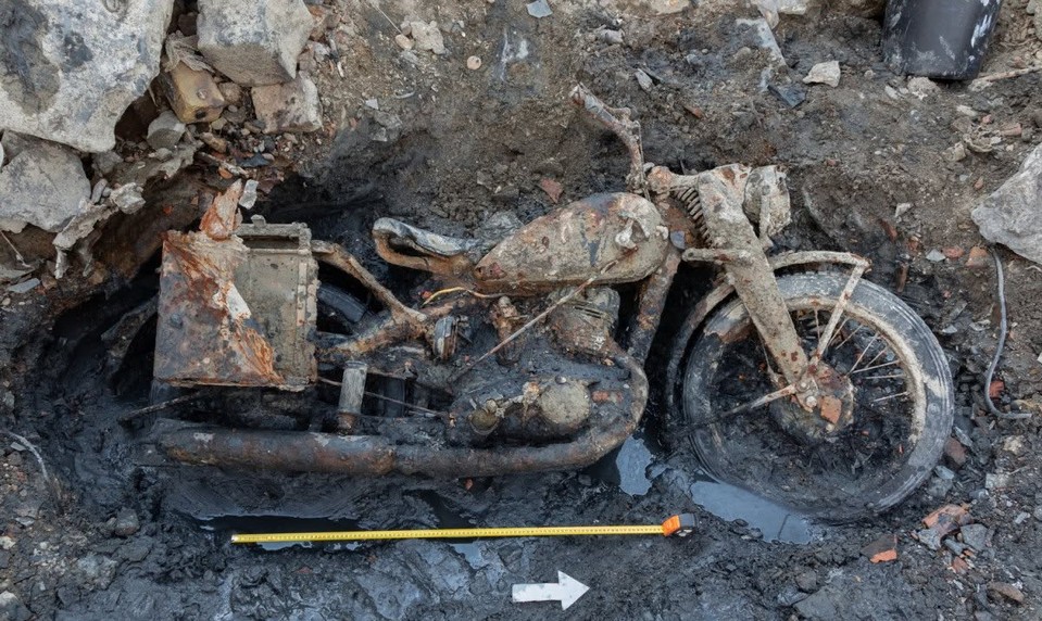 Vysychajúci Dunaj odhalil vojnový motocykel aj muníciu. Pod ním našli ľudské pozostatky