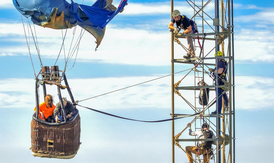 Dráma v oblakoch: Teplovzdušný balón uviazol na vysielači, nasledovala riskantná záchrana